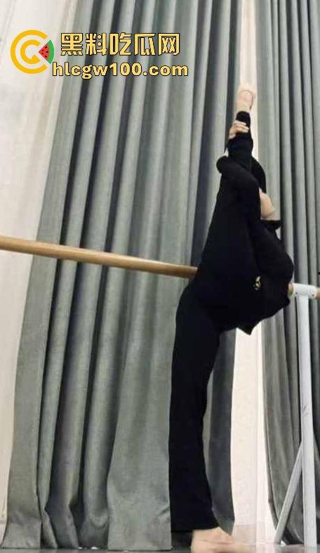 广州大学19岁舞蹈生【王应怡】爆绿帽丑闻,一边跟男友亲亲我我,一边网上撩骚发骚,这货骚得真是无法无天!-1