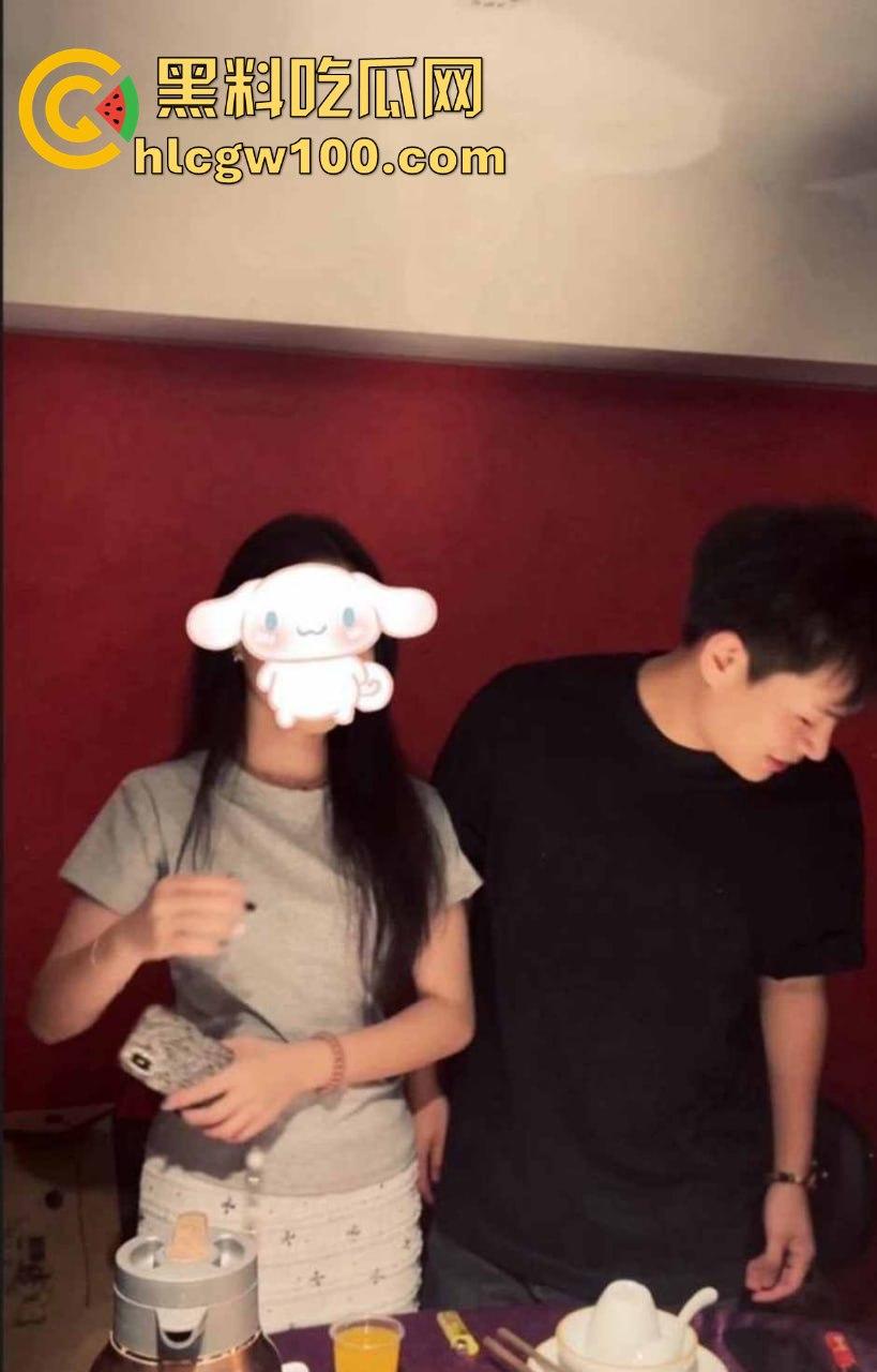 广州大学19岁舞蹈生【王应怡】爆绿帽丑闻,一边跟男友亲亲我我,一边网上撩骚发骚,这货骚得真是无法无天!-2