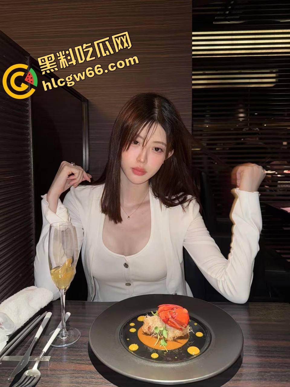 KTV艳遇升级为连环爆操,富哥点了个公主开口惊艳,半首歌还没唱完就自己跪下吃鸡!-3