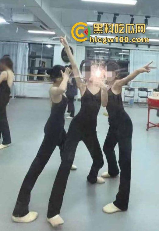 广州大学19岁舞蹈生【王应怡】爆绿帽丑闻,一边跟男友亲亲我我,一边网上撩骚发骚,这货骚得真是无法无天!-5