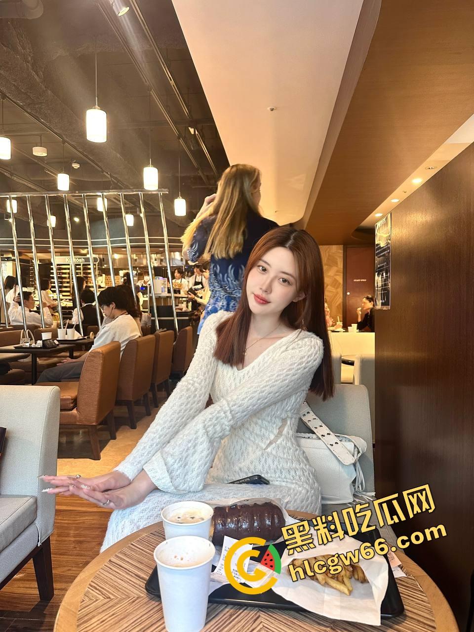 KTV艳遇升级为连环爆操,富哥点了个公主开口惊艳,半首歌还没唱完就自己跪下吃鸡!-5