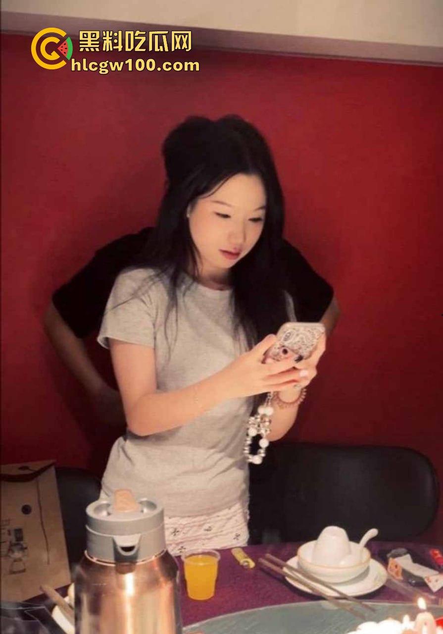 广州大学19岁舞蹈生【王应怡】爆绿帽丑闻,一边跟男友亲亲我我,一边网上撩骚发骚,这货骚得真是无法无天!-8