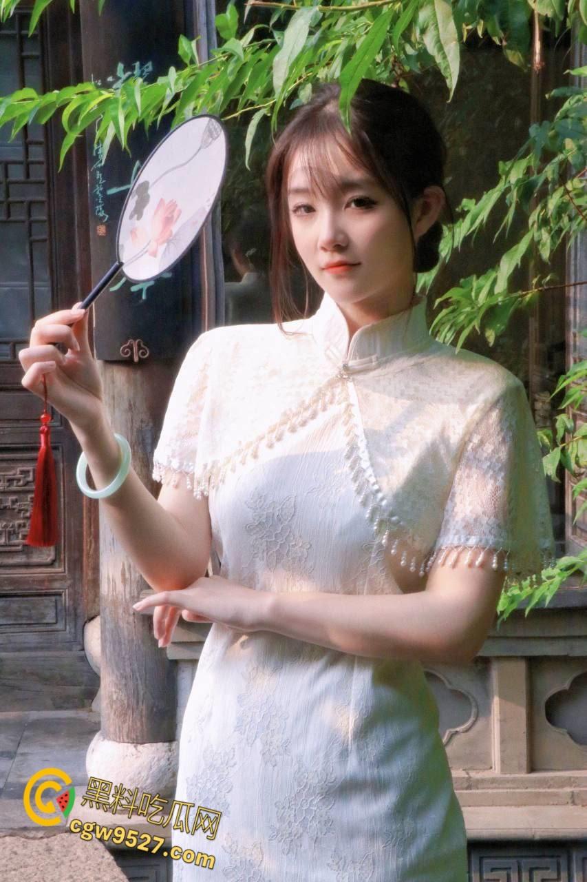 杭州清纯嫩妹【吴雨萌】,废物男友想上却硬不起来,细狗疲软只能脖子种草莓,好逼又被糟蹋了 !-1