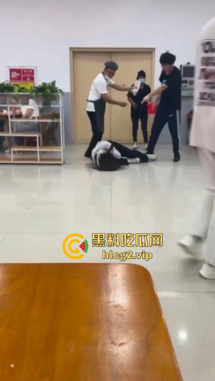 江苏师范大学小仙女食堂拿纸占位置被男生连环拳暴打 结果小仙女竟被保研!-4