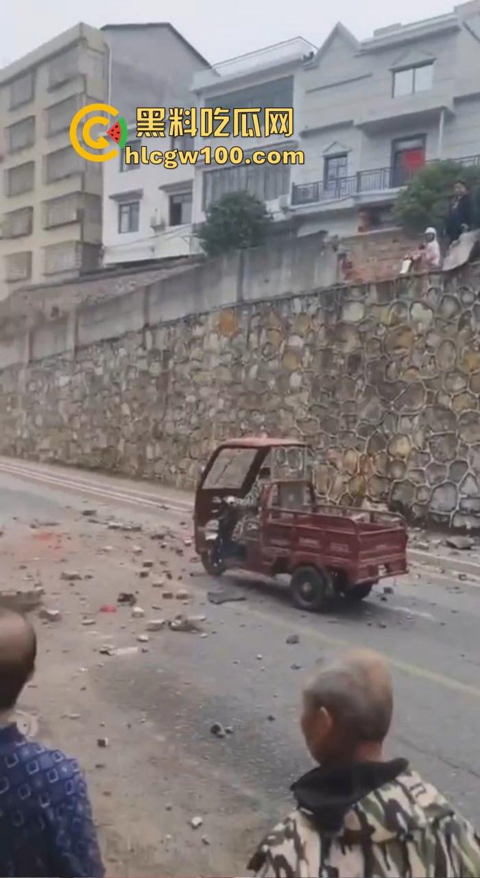 女司机漂移撞墙全程高能,开车像玩QQ飞车,氮气加速弹射起步,车撞成废铁人却完好无损牛逼!-2