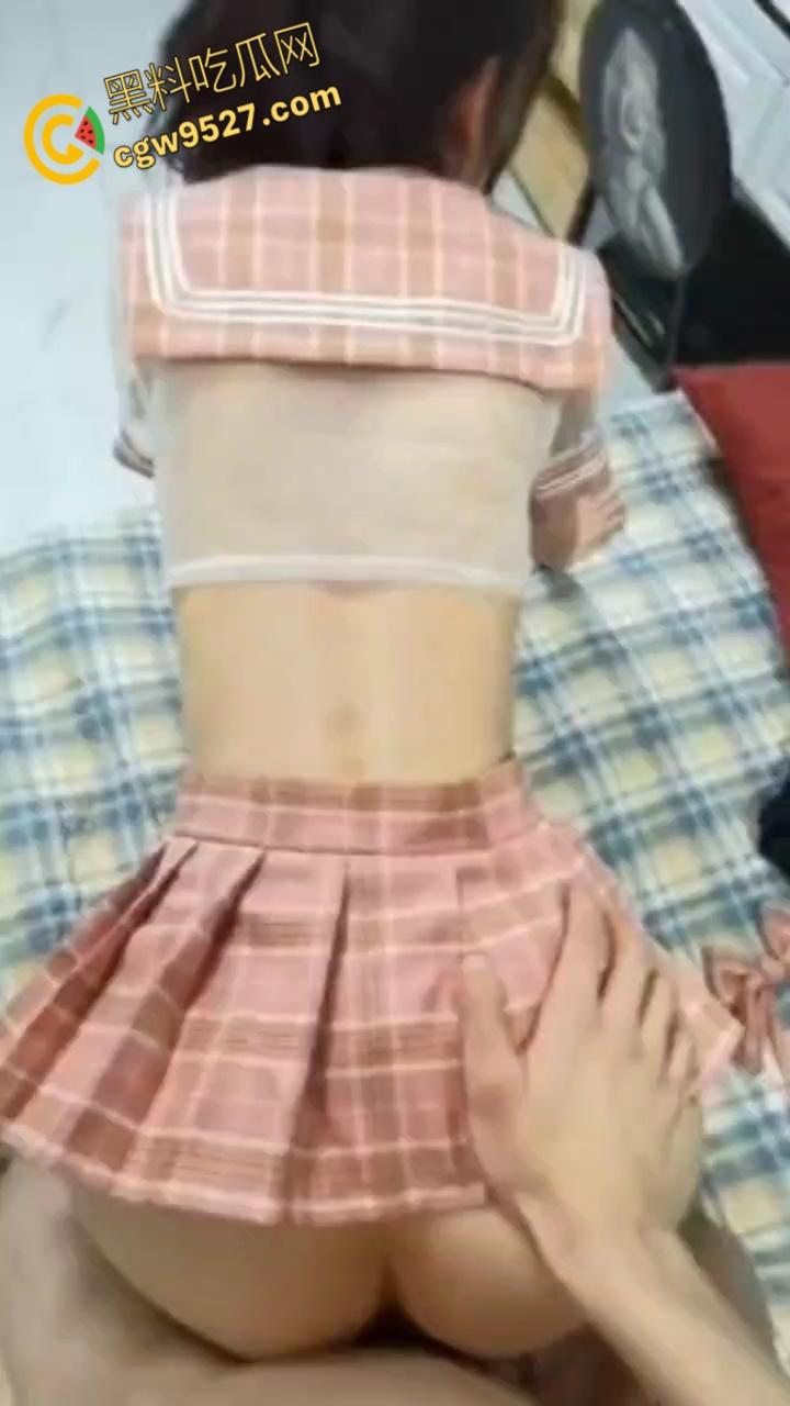 杭州清纯嫩妹【吴雨萌】,废物男友想上却硬不起来,细狗疲软只能脖子种草莓,好逼又被糟蹋了 !-7