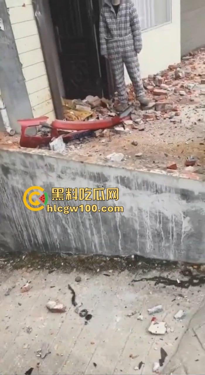 女司机漂移撞墙全程高能,开车像玩QQ飞车,氮气加速弹射起步,车撞成废铁人却完好无损牛逼!-4