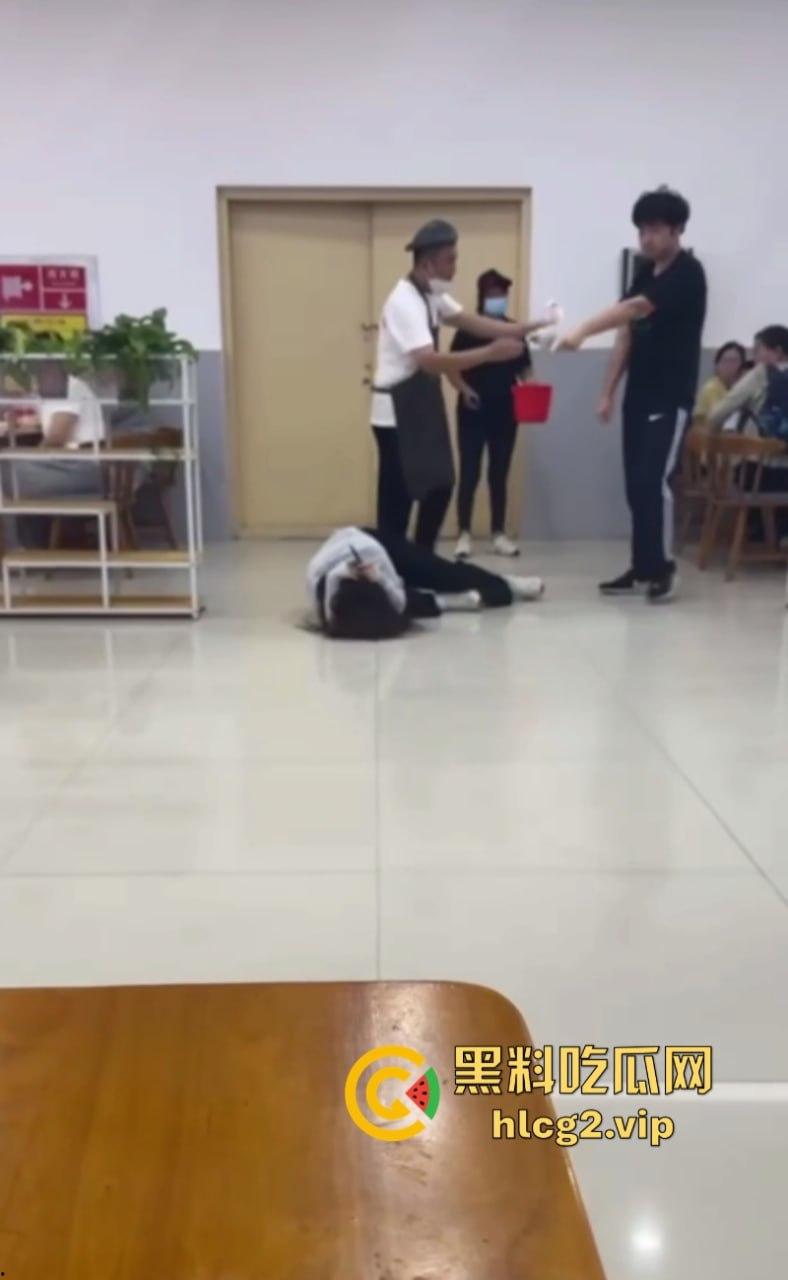江苏师范大学小仙女食堂拿纸占位置被男生连环拳暴打 结果小仙女竟被保研!-5