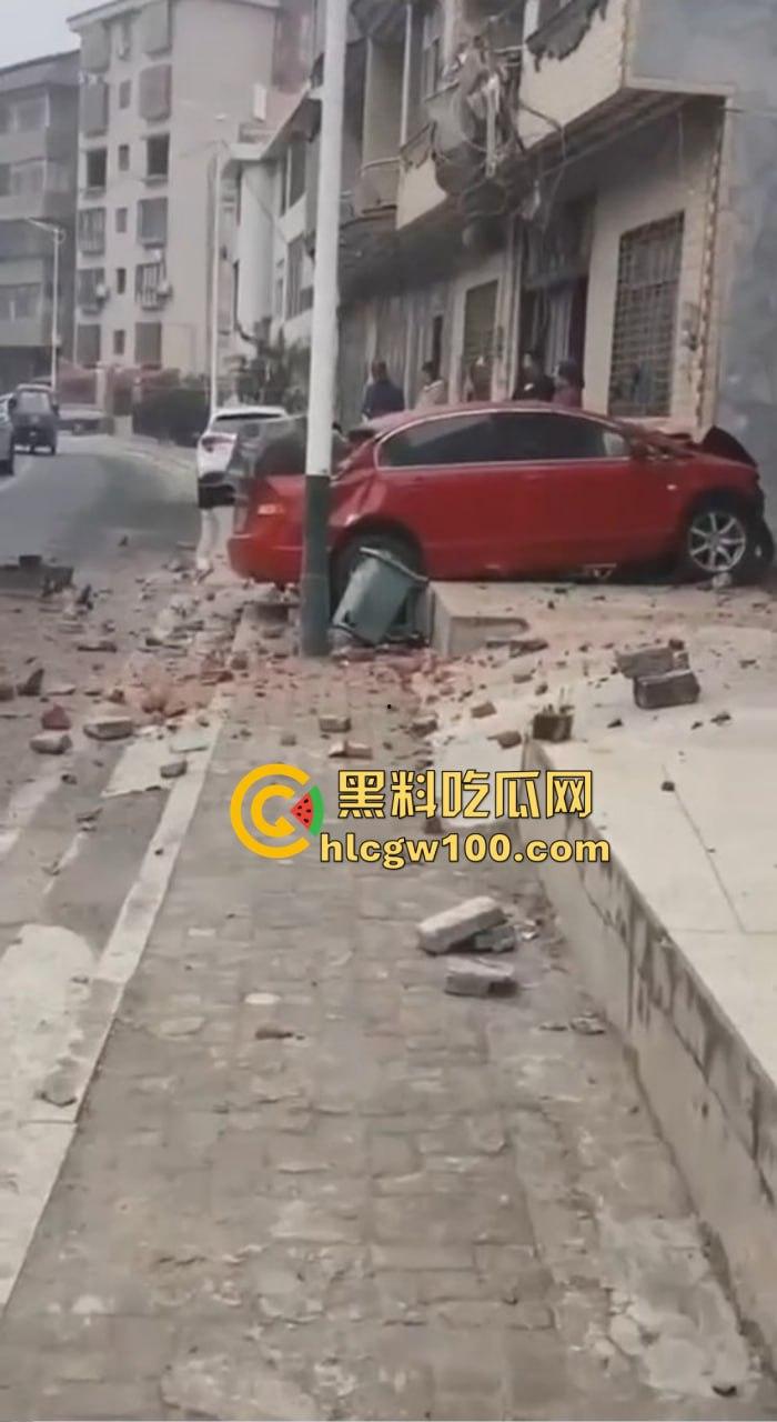 女司机漂移撞墙全程高能,开车像玩QQ飞车,氮气加速弹射起步,车撞成废铁人却完好无损牛逼!-7