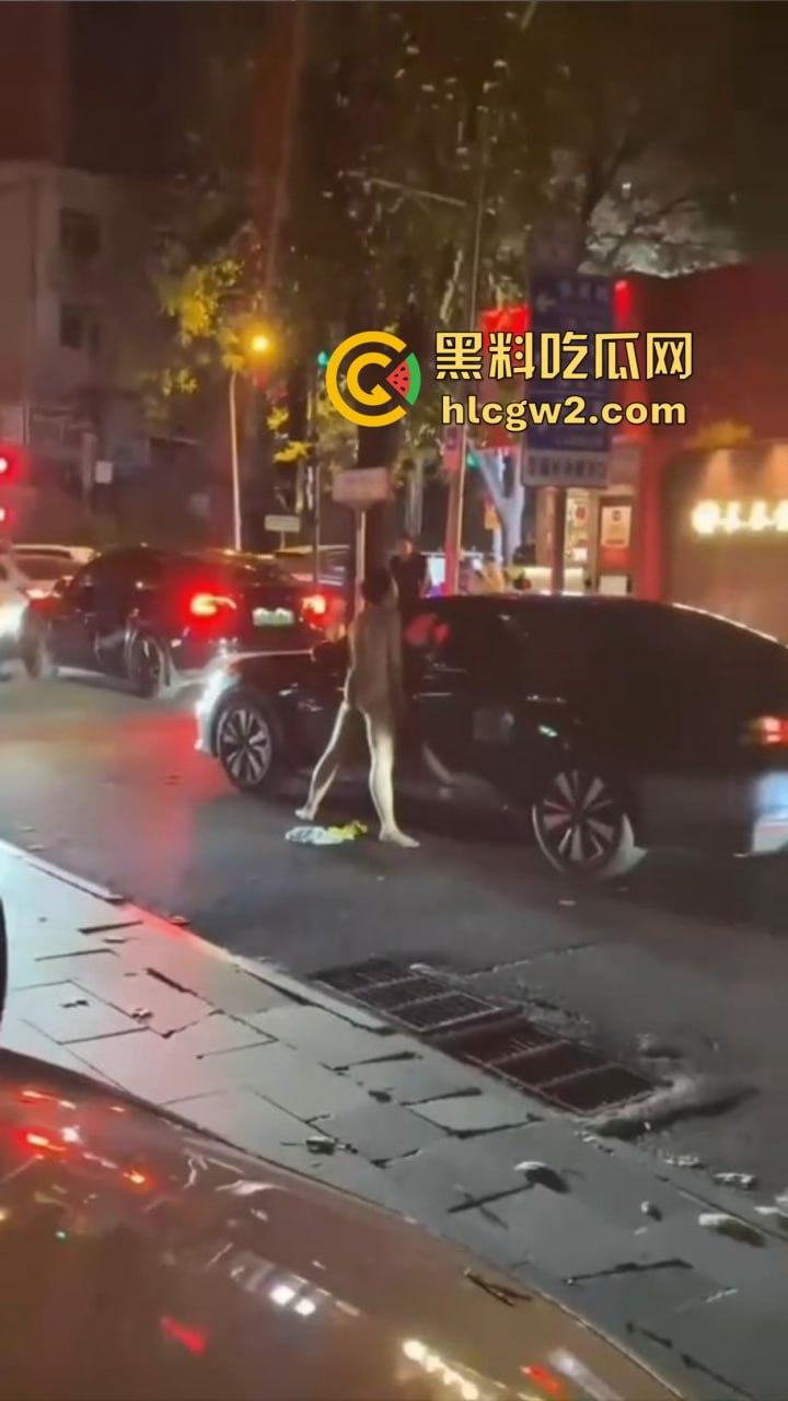 裸男拦车日钢板 黑色汽车成泄欲对象,围观群众笑到胃抽筋, 他是金刚钻转世吧?真TM钢板日穿郎!-1