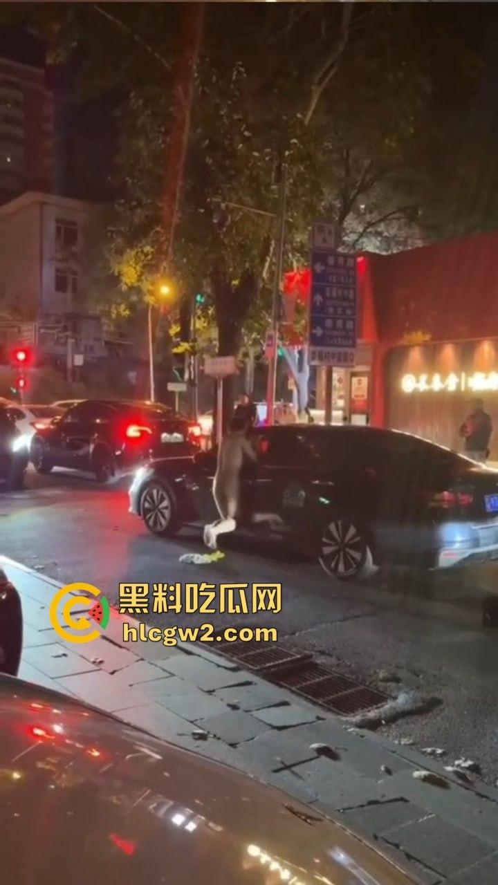 裸男拦车日钢板 黑色汽车成泄欲对象,围观群众笑到胃抽筋, 他是金刚钻转世吧?真TM钢板日穿郎!-5