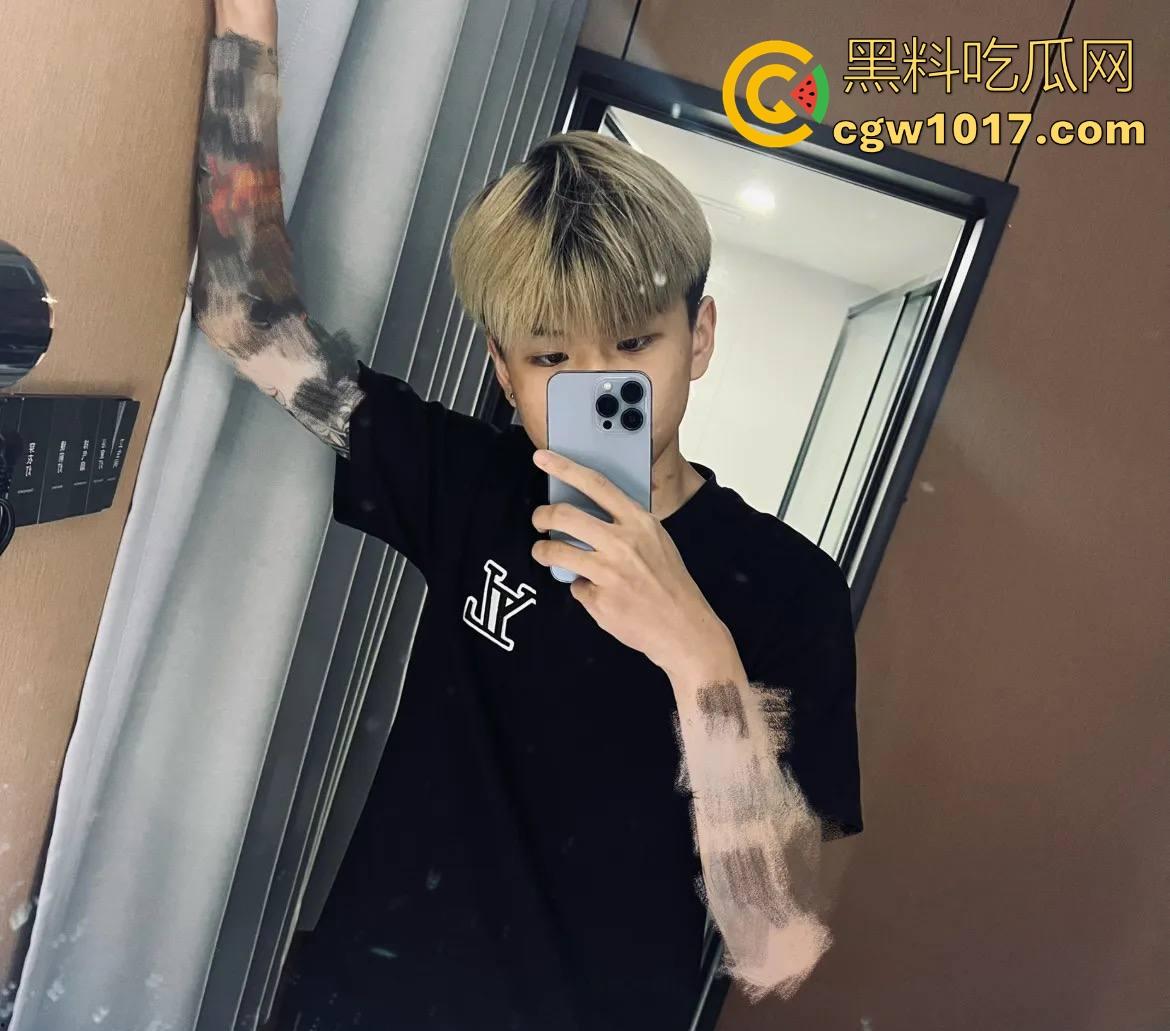 抖音热搜精神小伙1秒18拳完整视频!国服达摩申请出战,精神小伙飞身跃起暴击输出,只因怀疑牌友摸女友手!-5