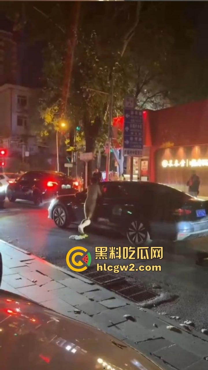 裸男拦车日钢板 黑色汽车成泄欲对象,围观群众笑到胃抽筋, 他是金刚钻转世吧?真TM钢板日穿郎!-9