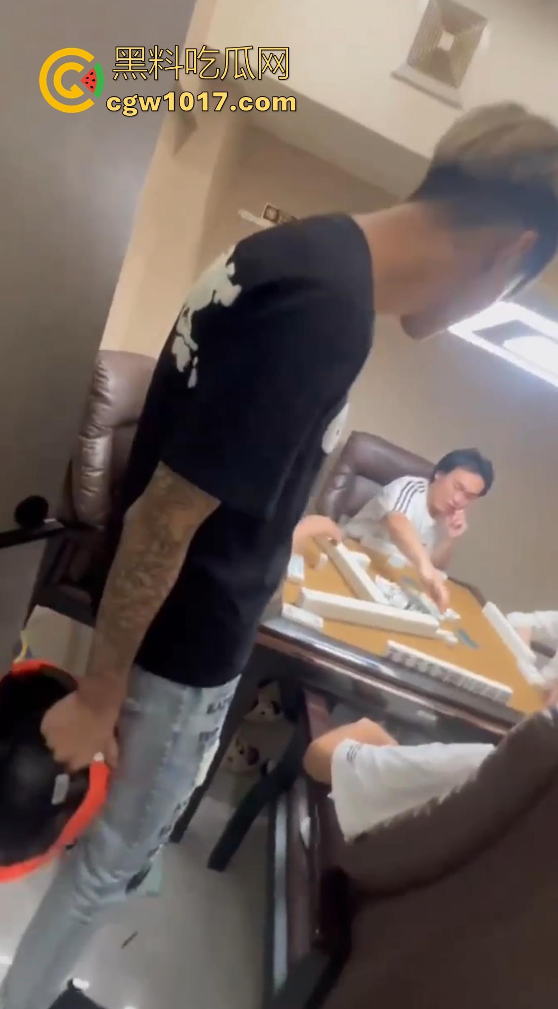 抖音热搜精神小伙1秒18拳完整视频!国服达摩申请出战,精神小伙飞身跃起暴击输出,只因怀疑牌友摸女友手!-7