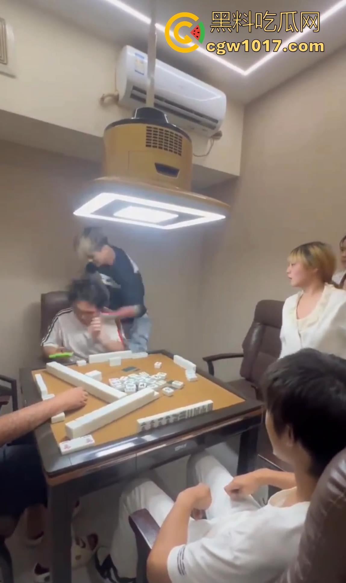 抖音热搜精神小伙1秒18拳完整视频!国服达摩申请出战,精神小伙飞身跃起暴击输出,只因怀疑牌友摸女友手!-8