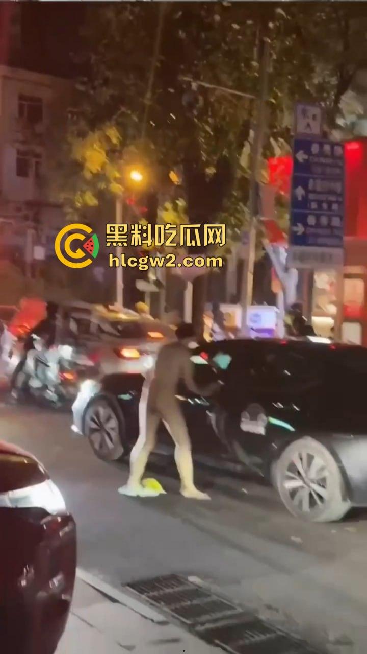 裸男拦车日钢板 黑色汽车成泄欲对象,围观群众笑到胃抽筋, 他是金刚钻转世吧?真TM钢板日穿郎!-11