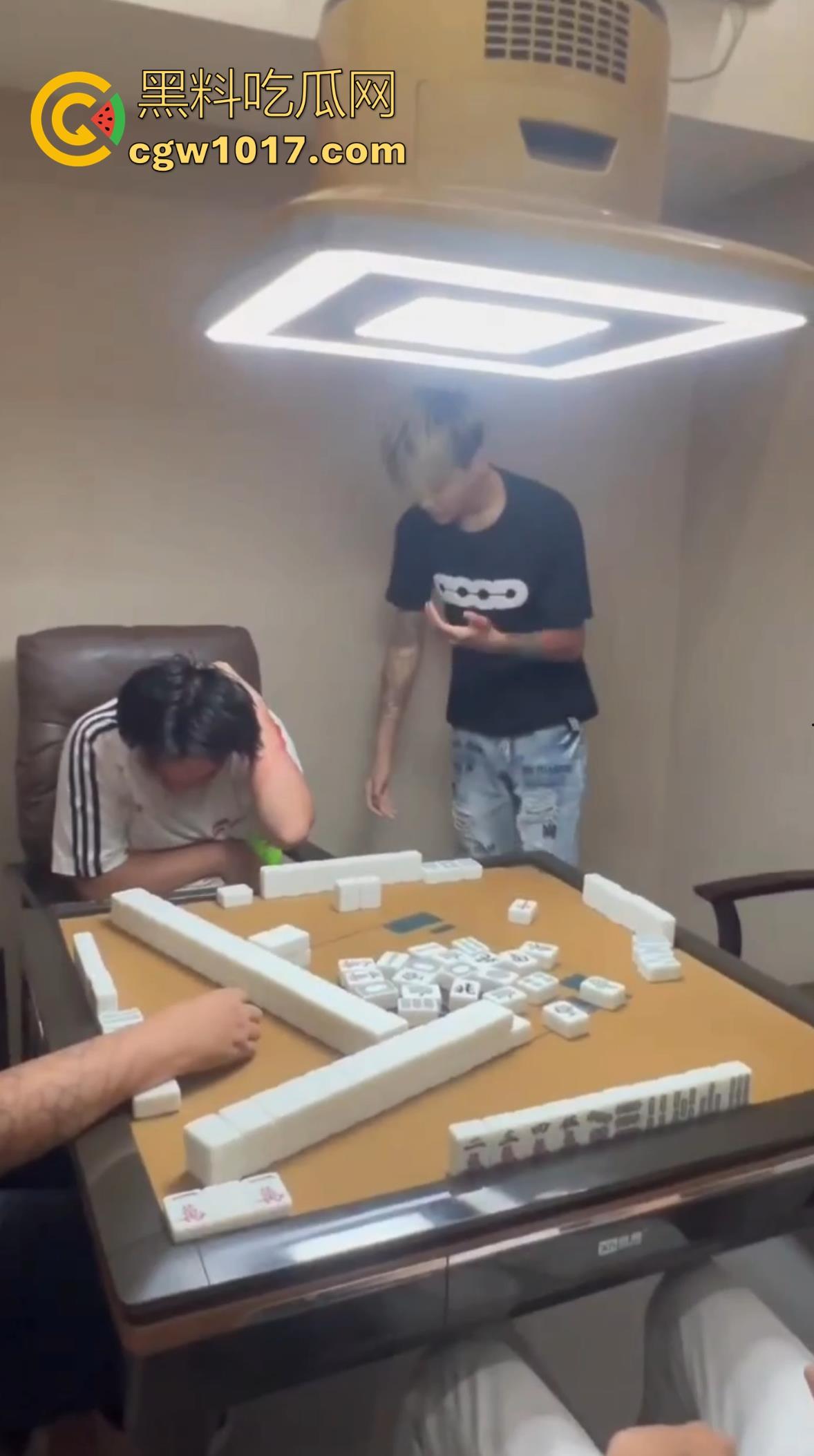 抖音热搜精神小伙1秒18拳完整视频!国服达摩申请出战,精神小伙飞身跃起暴击输出,只因怀疑牌友摸女友手!-9