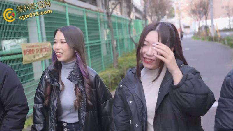 日本新年参拜,搭讪牛仔裤姐妹花,有说有笑邀约5p,轮番抽插淫穴,性感肥臀被操得啪啪作响!-1