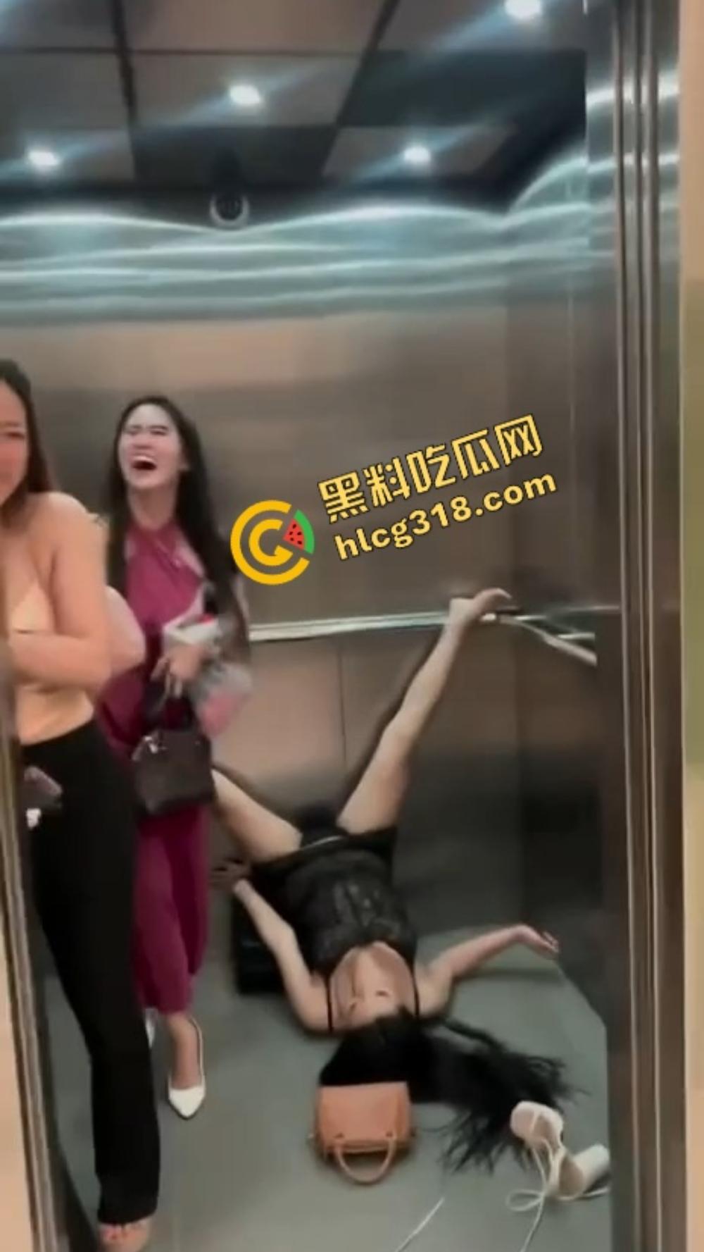骚逼占电梯现场,喝点马尿就发疯,齐逼短裙倒立露底,这骚操作谁看谁服!-3