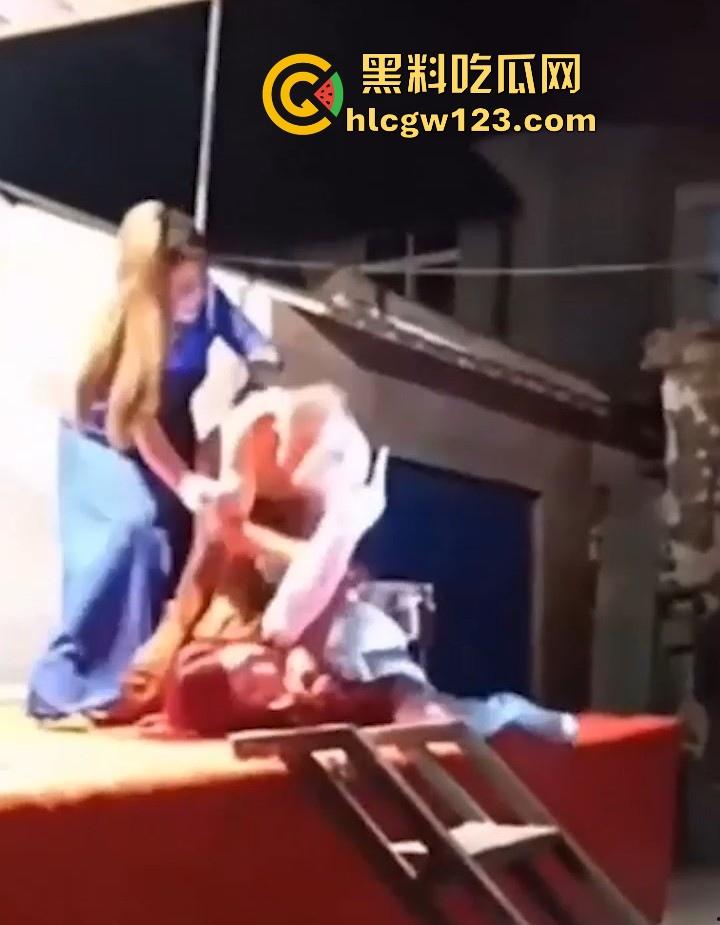 妖娆舞娘登台献艺 表演失误却被饥渴老登强行推倒施暴 看来这老登已饥渴难耐了 全场群众瞠目结舌!-1