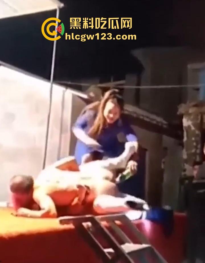 妖娆舞娘登台献艺 表演失误却被饥渴老登强行推倒施暴 看来这老登已饥渴难耐了 全场群众瞠目结舌!-2