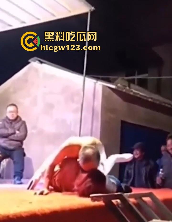 妖娆舞娘登台献艺 表演失误却被饥渴老登强行推倒施暴 看来这老登已饥渴难耐了 全场群众瞠目结舌!-3