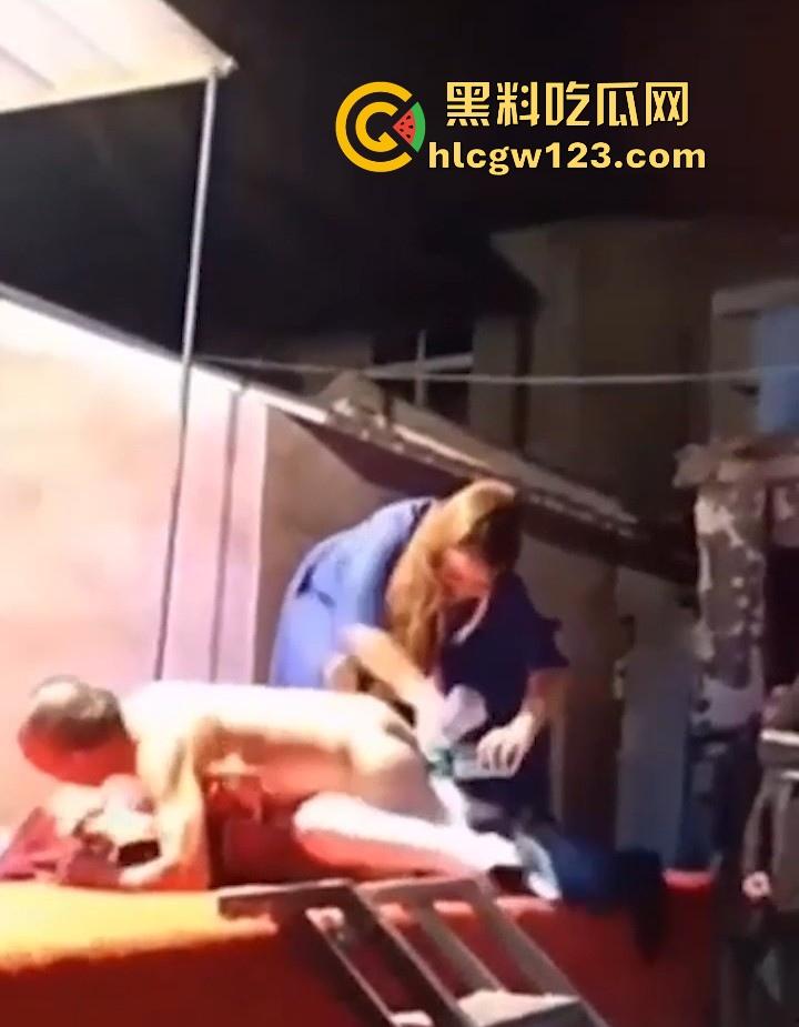 妖娆舞娘登台献艺 表演失误却被饥渴老登强行推倒施暴 看来这老登已饥渴难耐了 全场群众瞠目结舌!-6