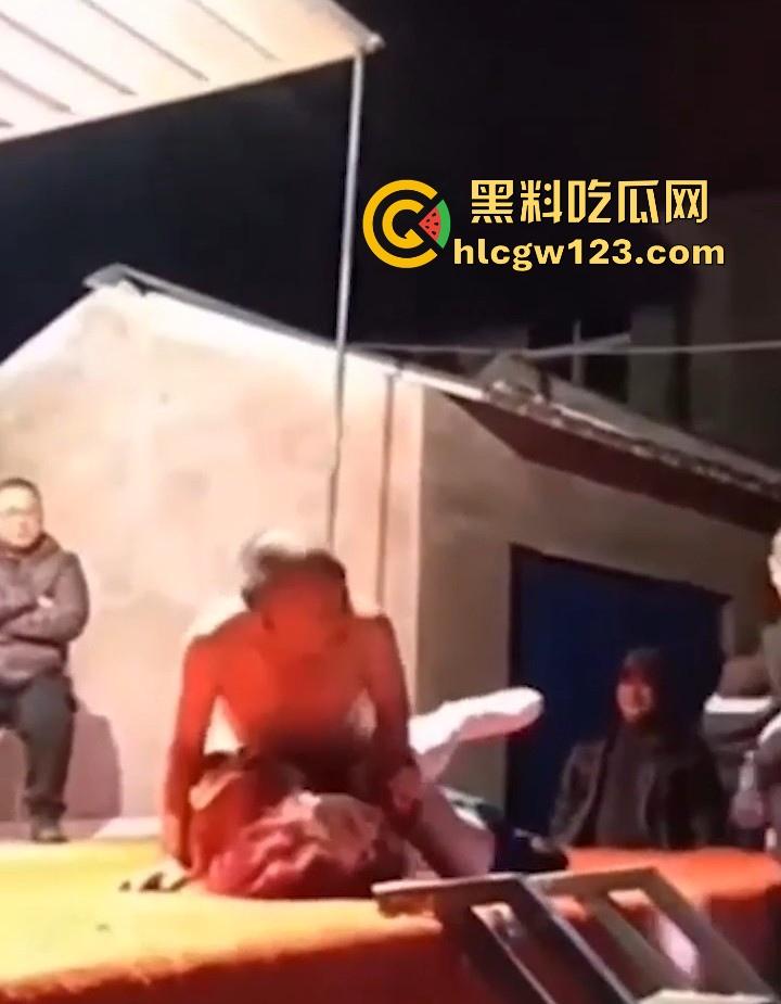 妖娆舞娘登台献艺 表演失误却被饥渴老登强行推倒施暴 看来这老登已饥渴难耐了 全场群众瞠目结舌!-7