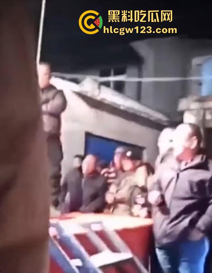 妖娆舞娘登台献艺 表演失误却被饥渴老登强行推倒施暴 看来这老登已饥渴难耐了 全场群众瞠目结舌!-9