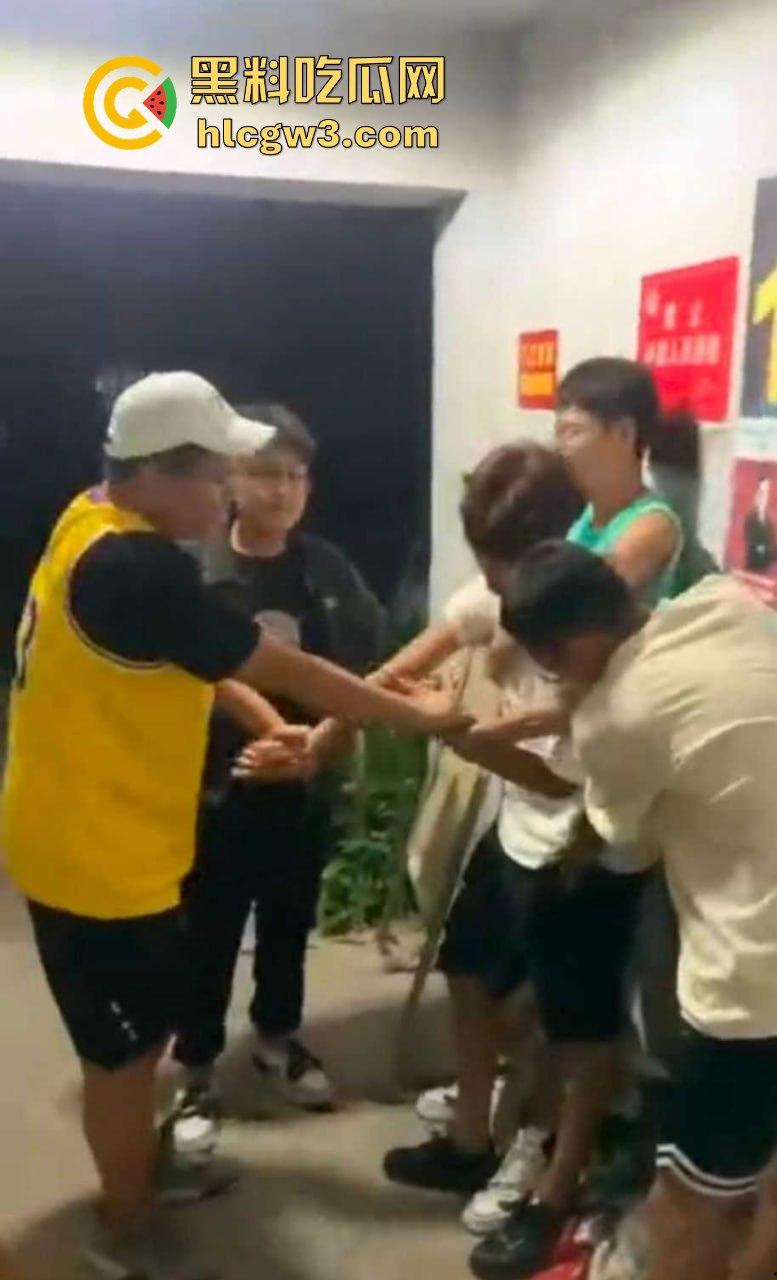 安徽校园内衣大盗现场翻车！臭袜子满地，小伙口味重，偷遍女宿舍内裤，活脱脱现代采花贼！-8