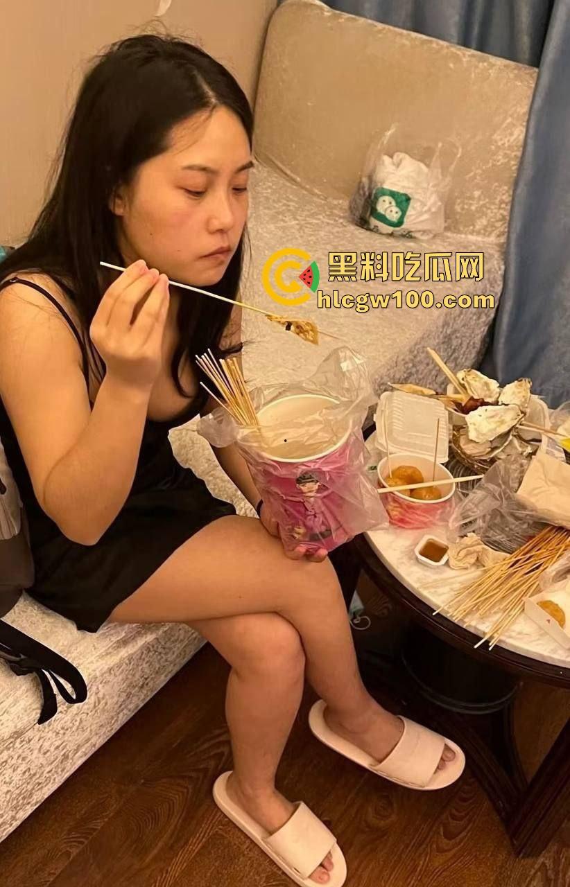 合肥技师谢【悠然】被PUA成骚货,下班直奔大哥家,自慰到高潮再插浪穴,还主动求内射,高潮后嗷嗷叫迷得人骨头酥!-2