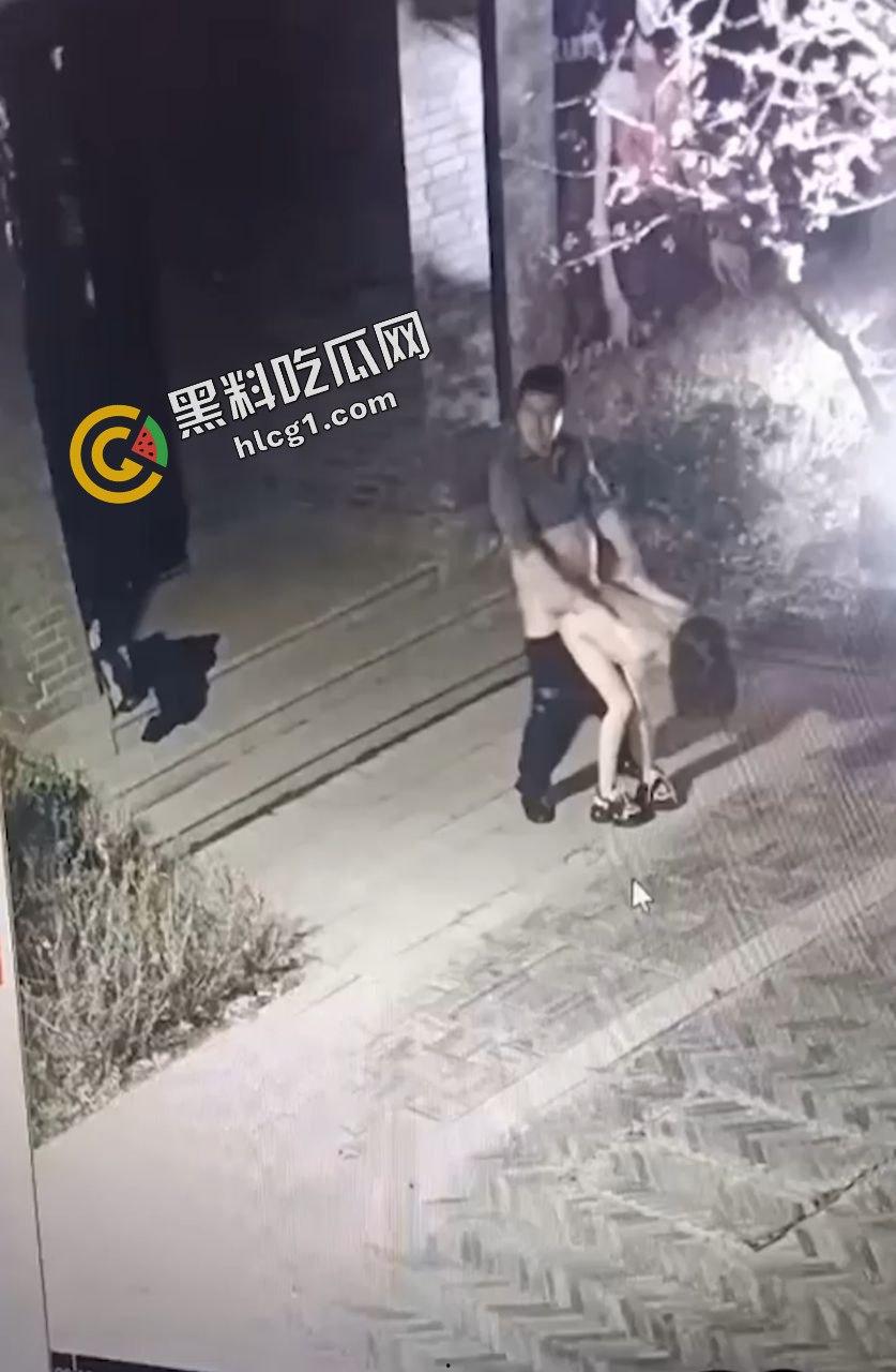 全网热搜 兰州老街情侣野战 半夜路边就地掏屌开干 监控全程记录 视频流出-3