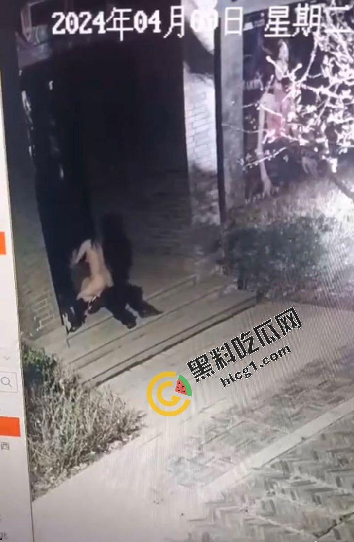 全网热搜 兰州老街情侣野战 半夜路边就地掏屌开干 监控全程记录 视频流出-5