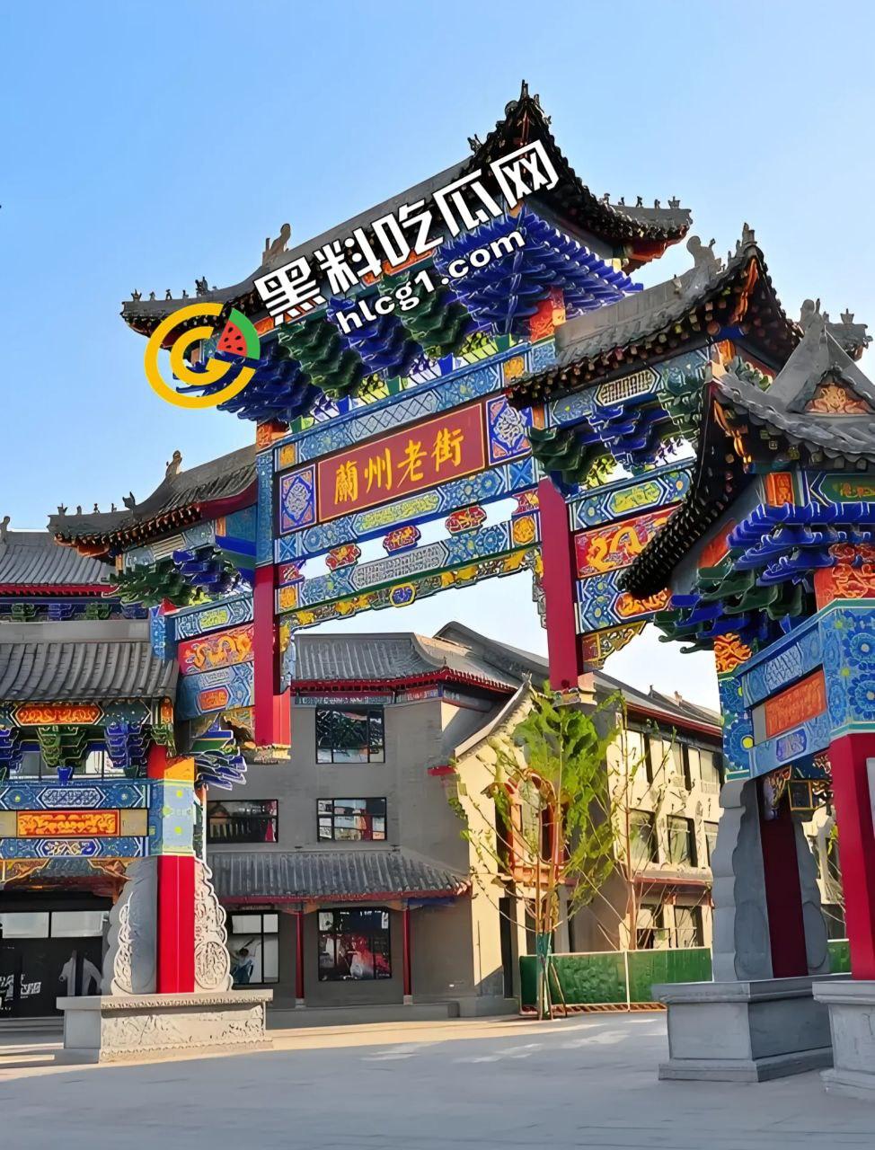 全网热搜 兰州老街情侣野战 半夜路边就地掏屌开干 监控全程记录 视频流出-6