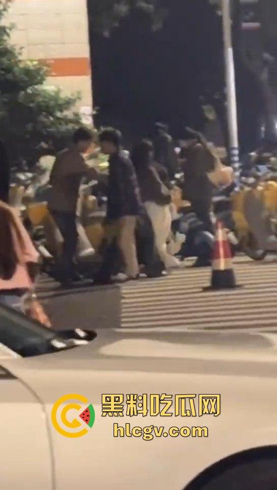 南京纯爱战士破防崩溃!女友当街绿他还装绿茶跑路,吃瓜群众围观纯爱破裂全程记录!-3