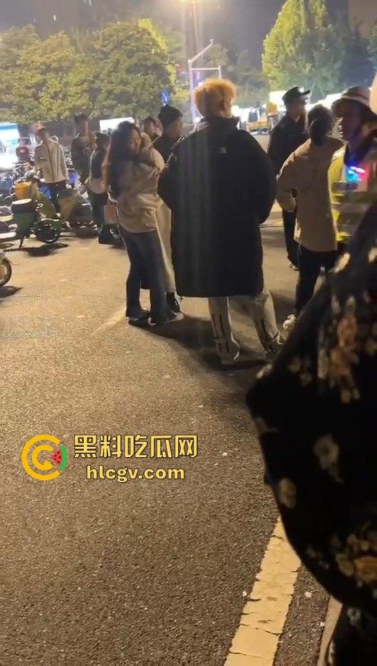 南京纯爱战士破防崩溃!女友当街绿他还装绿茶跑路,吃瓜群众围观纯爱破裂全程记录!-7