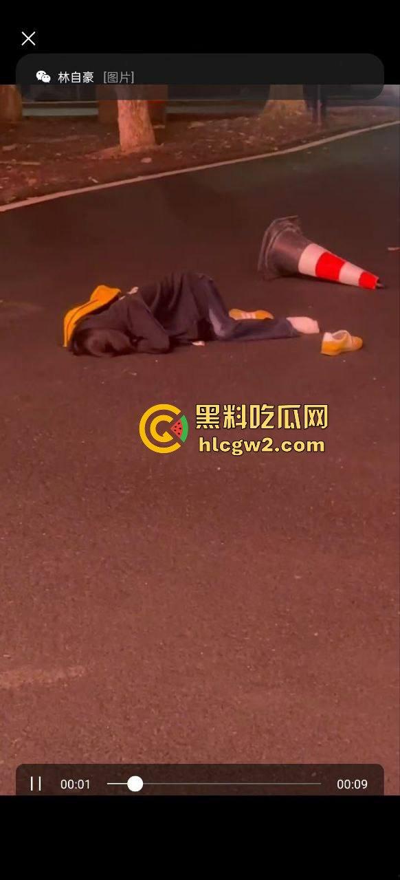 毕业证拿不到，实习费嫌少？21岁小伙持刀回母校发疯，无锡宜兴工艺学院8死17伤，一路无差别捅女生！-52