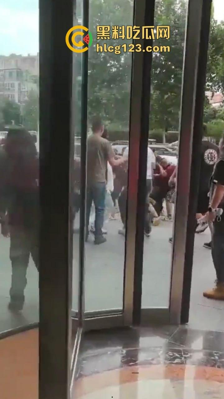 喜闻乐见!中国的足球也值得斗殴?四川&河南 百人球迷大暴乱 烟雾弹乱飞 斗殴砸车 现场画面曝光-1