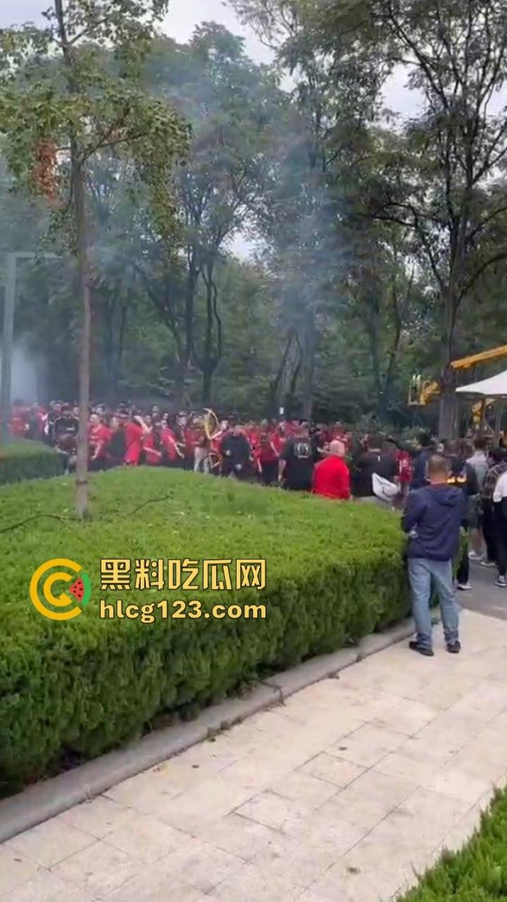 喜闻乐见!中国的足球也值得斗殴?四川&河南 百人球迷大暴乱 烟雾弹乱飞 斗殴砸车 现场画面曝光-5