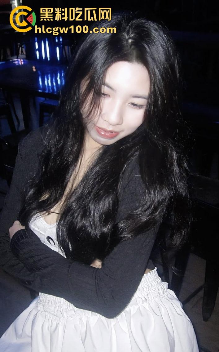 抖音10W粉网红【凯莹】福建骚鸡03年的货,包月3万随便玩,深喉爆操服务满分,有钱人的快乐真他妈让人酸!-6