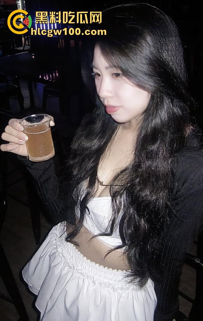 抖音10W粉网红【凯莹】福建骚鸡03年的货,包月3万随便玩,深喉爆操服务满分,有钱人的快乐真他妈让人酸!-14