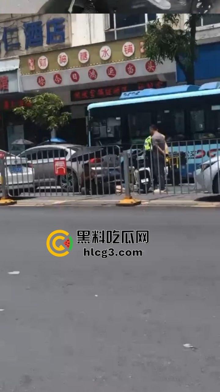 东莞虎门再现车祸!‘天道有轮回,苍天饶过谁‘女司机撞外卖小哥后不久,丈夫也在同地遭遇事故-3