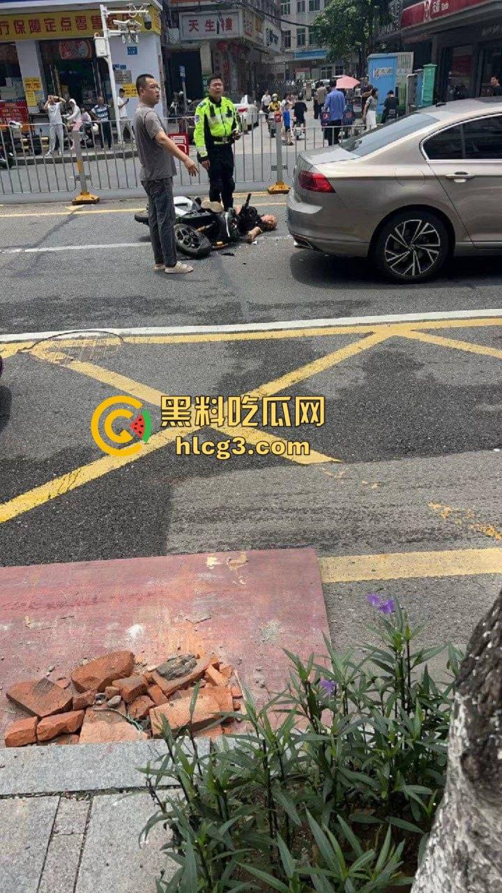 东莞虎门再现车祸!‘天道有轮回,苍天饶过谁‘女司机撞外卖小哥后不久,丈夫也在同地遭遇事故-6