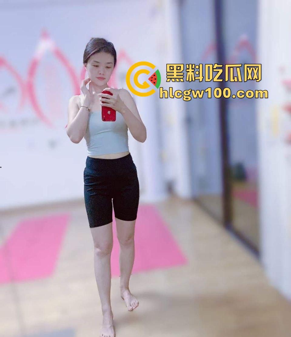 绍兴柯桥极品人妻【张璞泽】早年私密视频泄露,全裸露乳显穴伺候男友,温柔口交乖巧到极致!-4