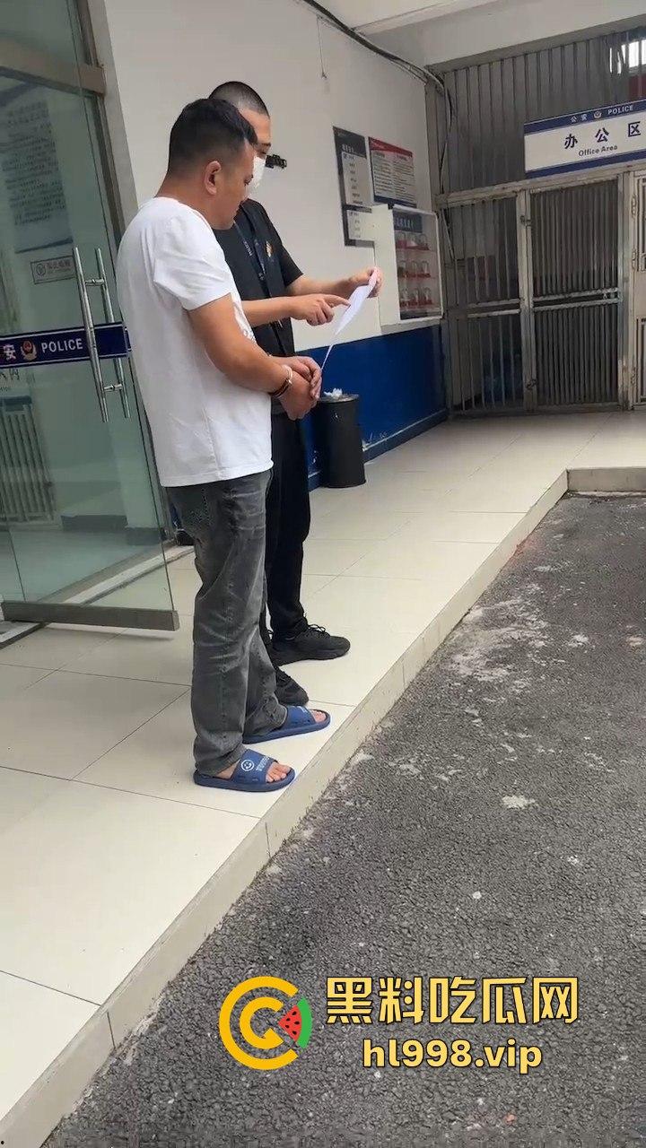 建材大佬狂上天！开七系跑到直播现场，口出狂言要睡主播，没人理还开车撞场！-12