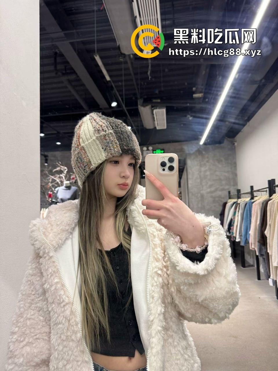 广州肇庆小区26岁人妻【春春】老公常出差变炮友玩物，裙子无内裤逛超市湿透渔网开干！-4