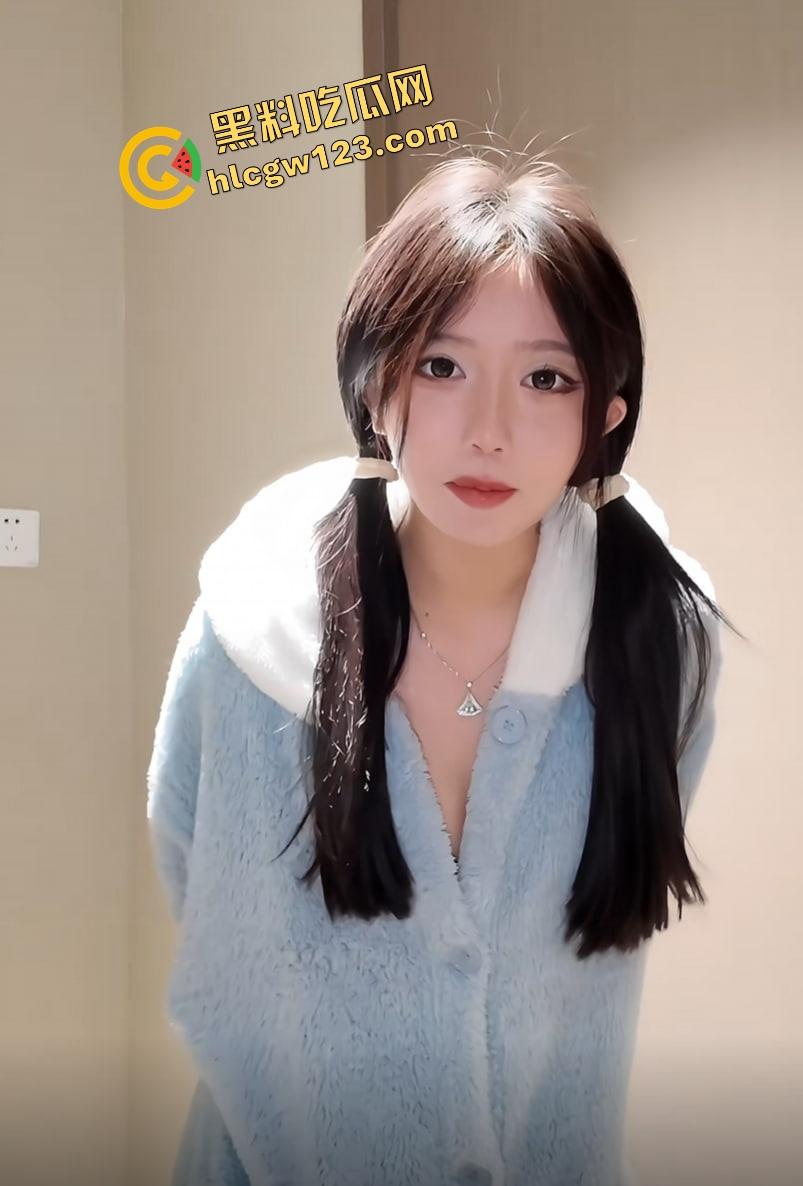 抖音回归首秀还没开『呆妹儿』先被前男友爆料干翻,开房洗澡视频实锤露脸,逼毛贴腿根,自己疯狂洗!-12