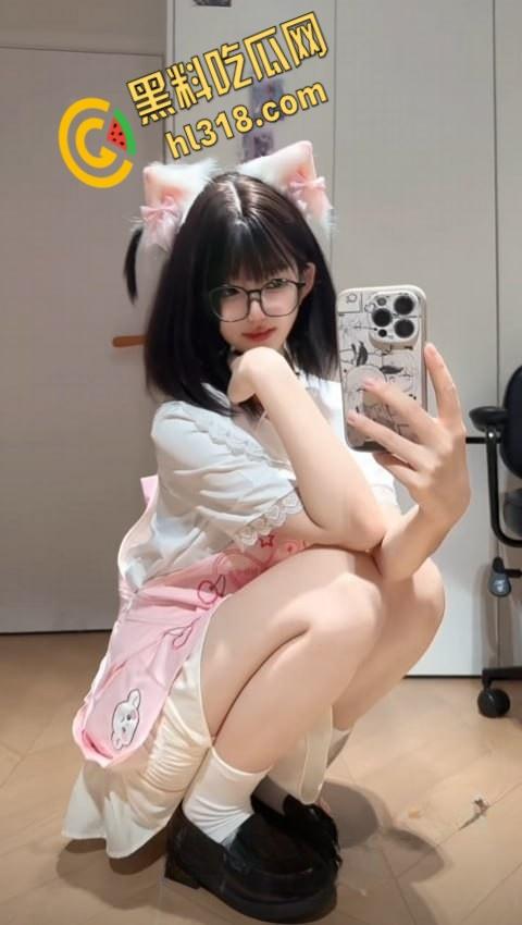 抖音50W粉丝网红【不想早起】,双马尾萝莉嫩妹,金主定制付费视频,简直就是宅男心中的女神们 !-4