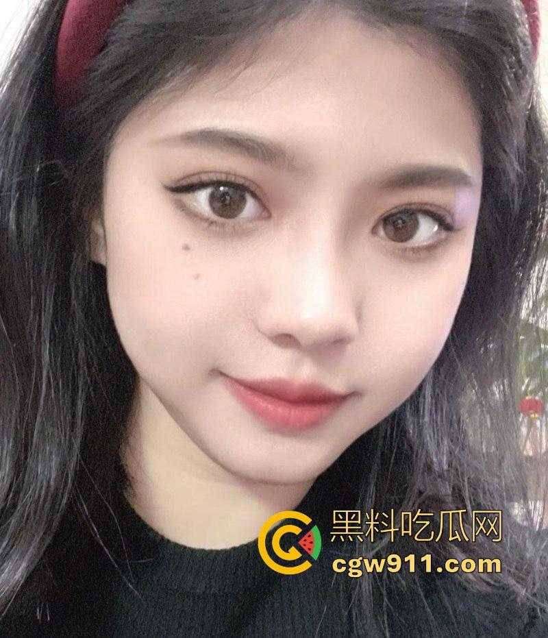 潮汕极品人妻【李雅晴】网聊约炮,勾引炮友裸聊自慰,纤手揉奶乳交假屌,道具狂插骚穴淫水喷溅,骚的一批!-1