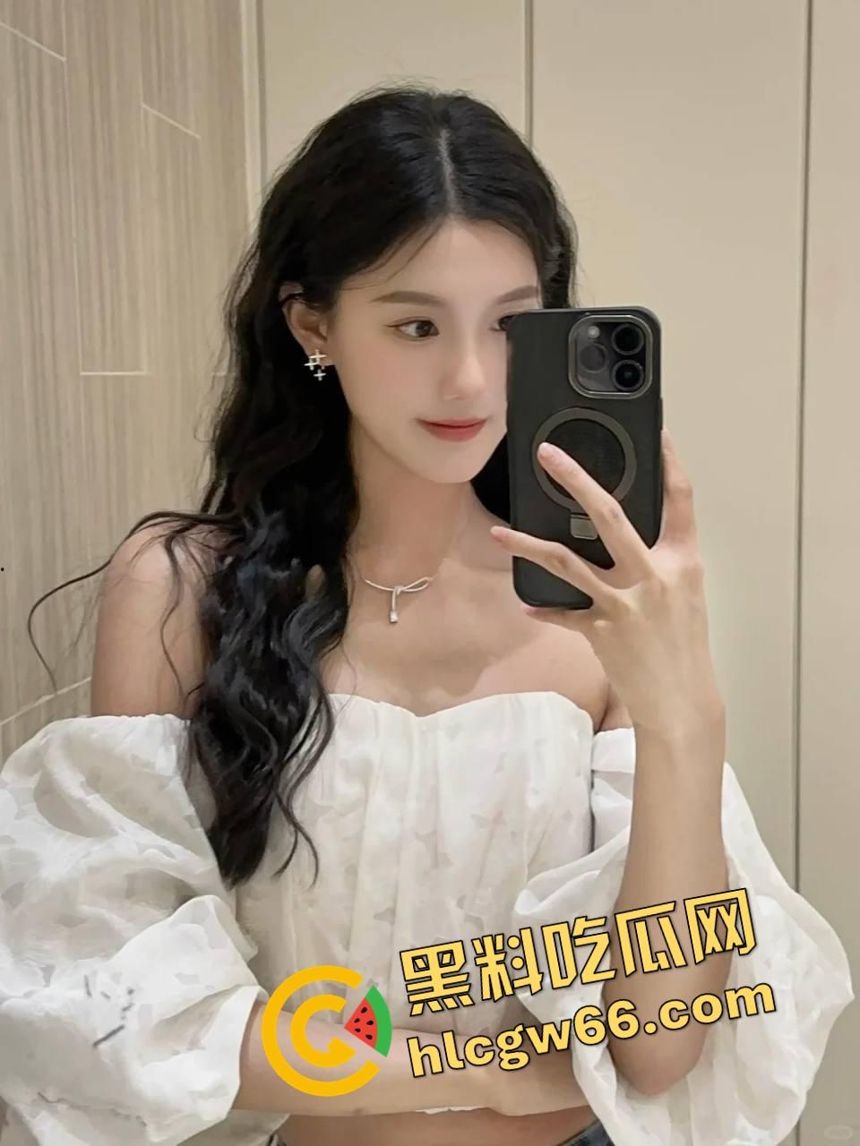 上海酒吧舔狗原形毕露，喝着喝着就脱女神鞋开始狂舔，舔得跟吃人参果一样，这舔法找条狗都得敬礼！-5